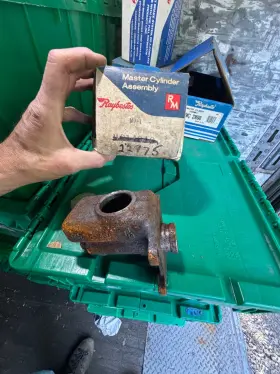 Mc22975 Raybestos Master Cylinder 9w I Have The Top